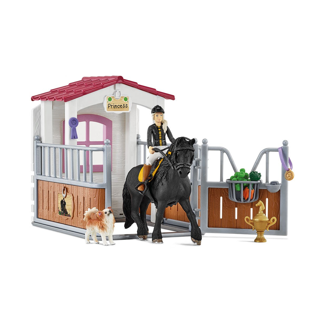 Spielzeugpferdestall mit Reiter auf einem schwarzen Pferd, einem Hund und einer Trophäe. Der Stall hat ein rotes Dach und ein Schild mit der Aufschrift Prinzessin.