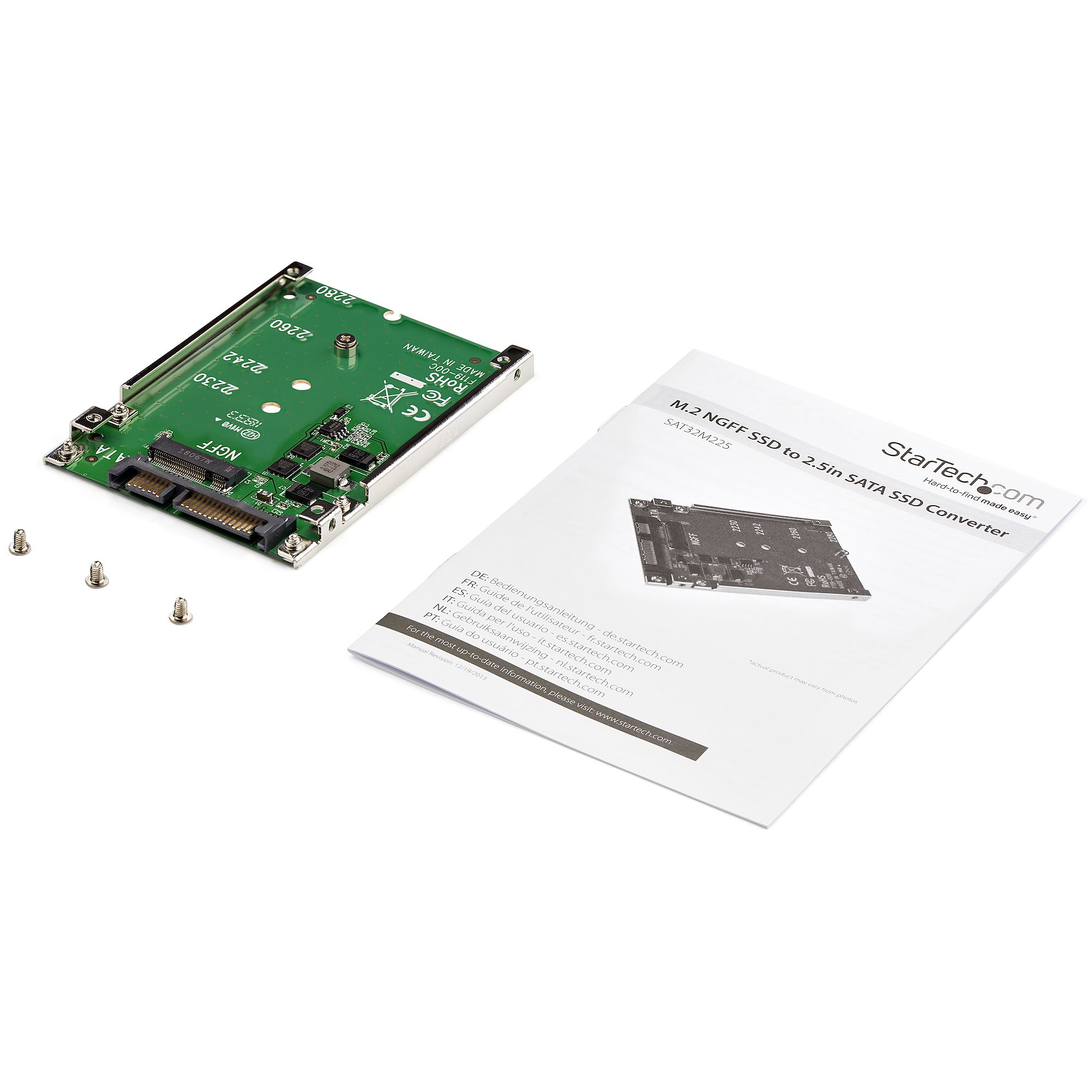 Un circuit imprimé vert avec des numéros et des connecteurs, des vis et un manuel intitulé M.2 NGFF SSD to 2.5in SATA SSD Converter.
