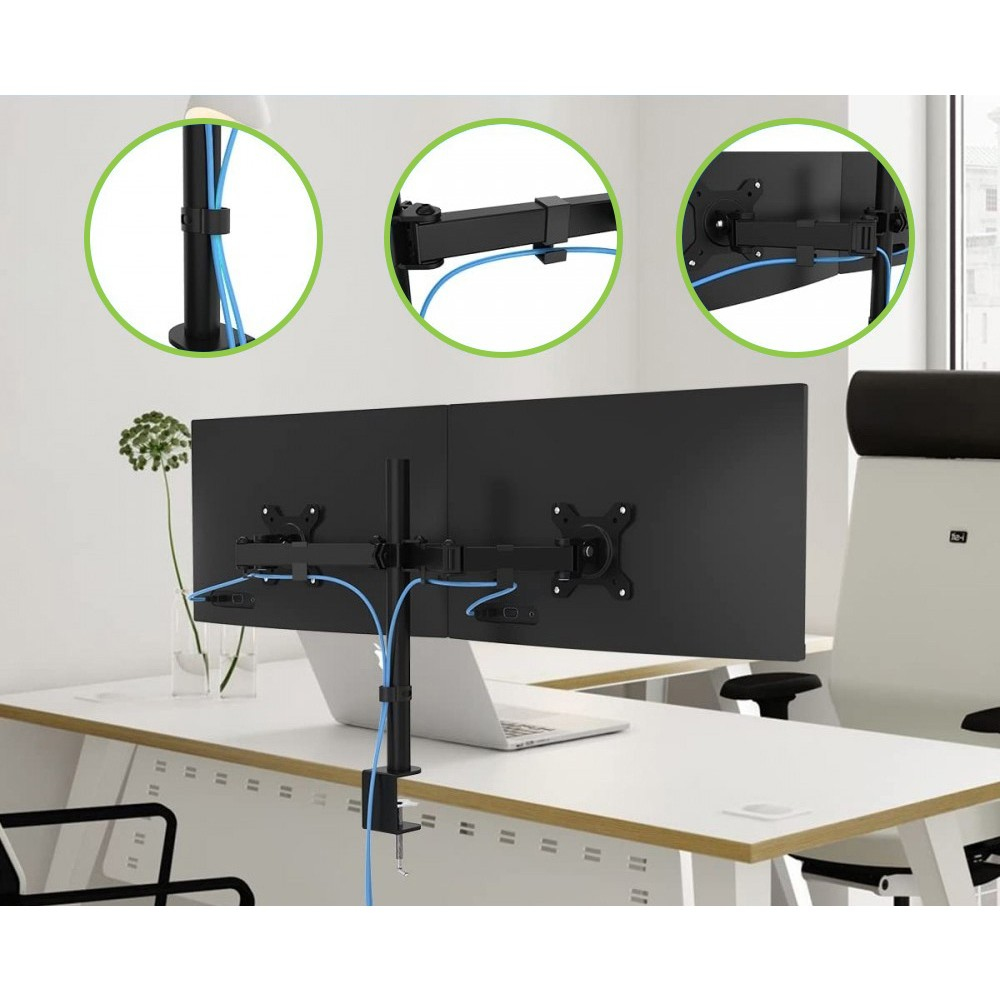 Dubbele monitoropstelling op een witte tafel. Blauwe kabels netjes georganiseerd. Laptop tussen monitoren. Stoel zichtbaar.