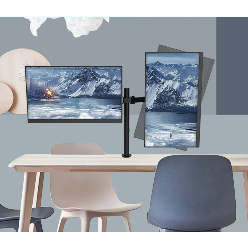 Twee monitoren tonen een besneeuwde berglandschap. Een zwarte monitorarm ondersteunt ze op een witte tafel. Stoelen op de voorgrond.