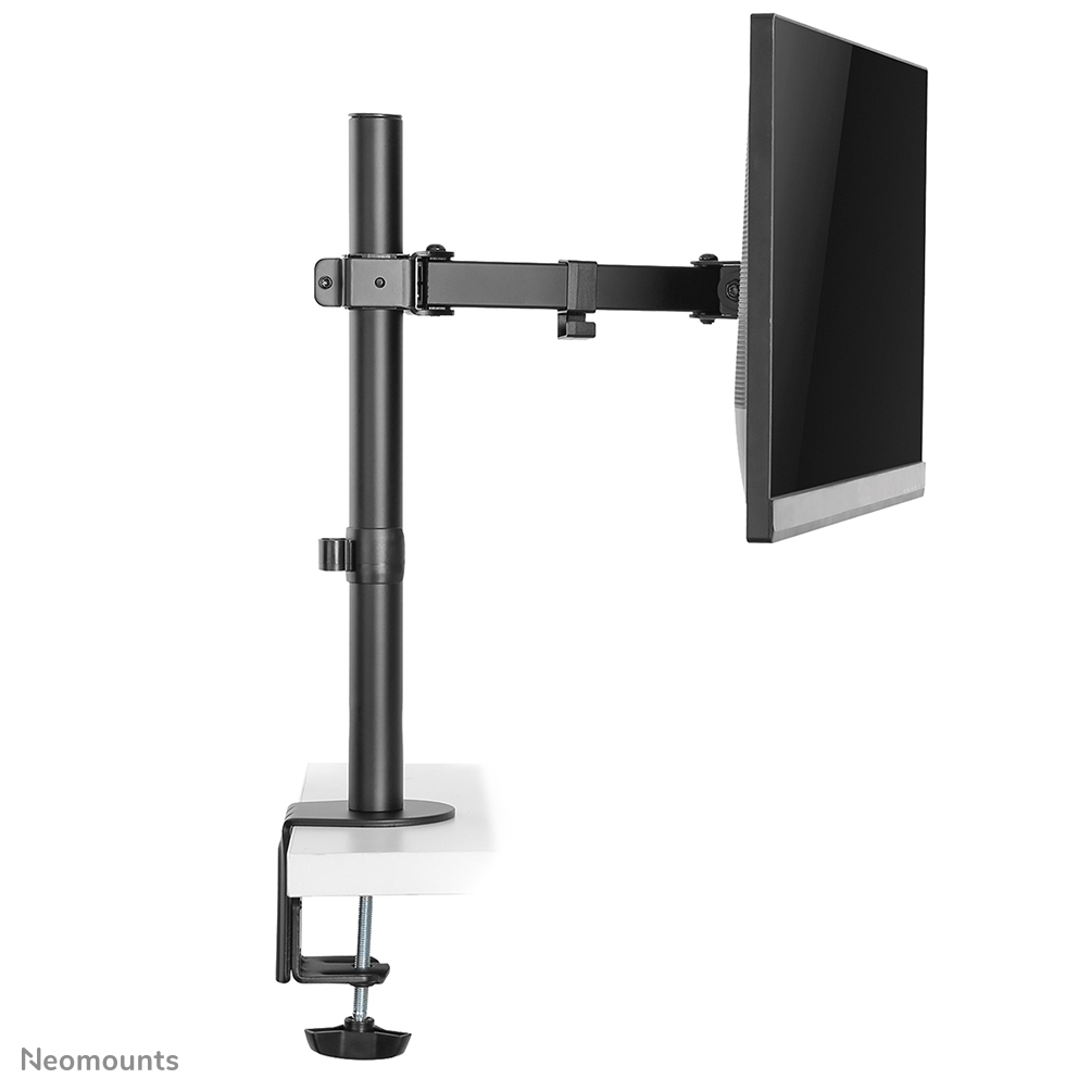 Ein schwarzer Monitorarm ist an einer weißen Oberfläche befestigt und trägt einen schwarzen Monitor. Der Arm ist vertikal und horizontal.