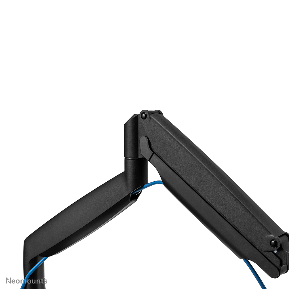 Un brazo de monitor negro con un cable azul. El brazo está en ángulo y tiene múltiples articulaciones. Fondo blanco.