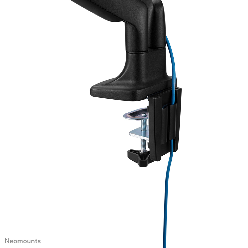 Una abrazadera negra para brazo de monitor con cable azul. La abrazadera tiene partes metálicas y una perilla de plástico negra.
