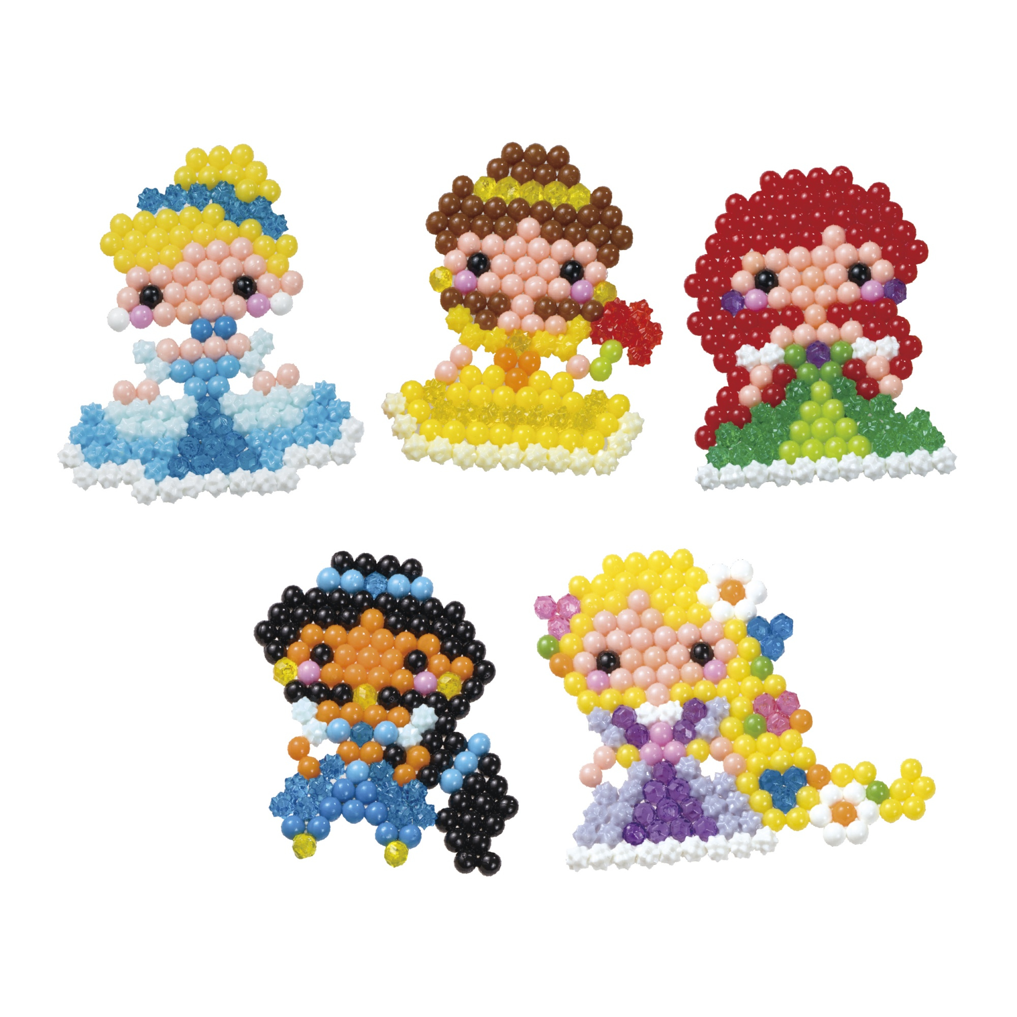 Cinque figure di principesse Disney fatte di perline colorate. Cenerentola in blu, Belle in giallo, Ariel in rosso, Jasmine in blu e Rapunzel in viola.