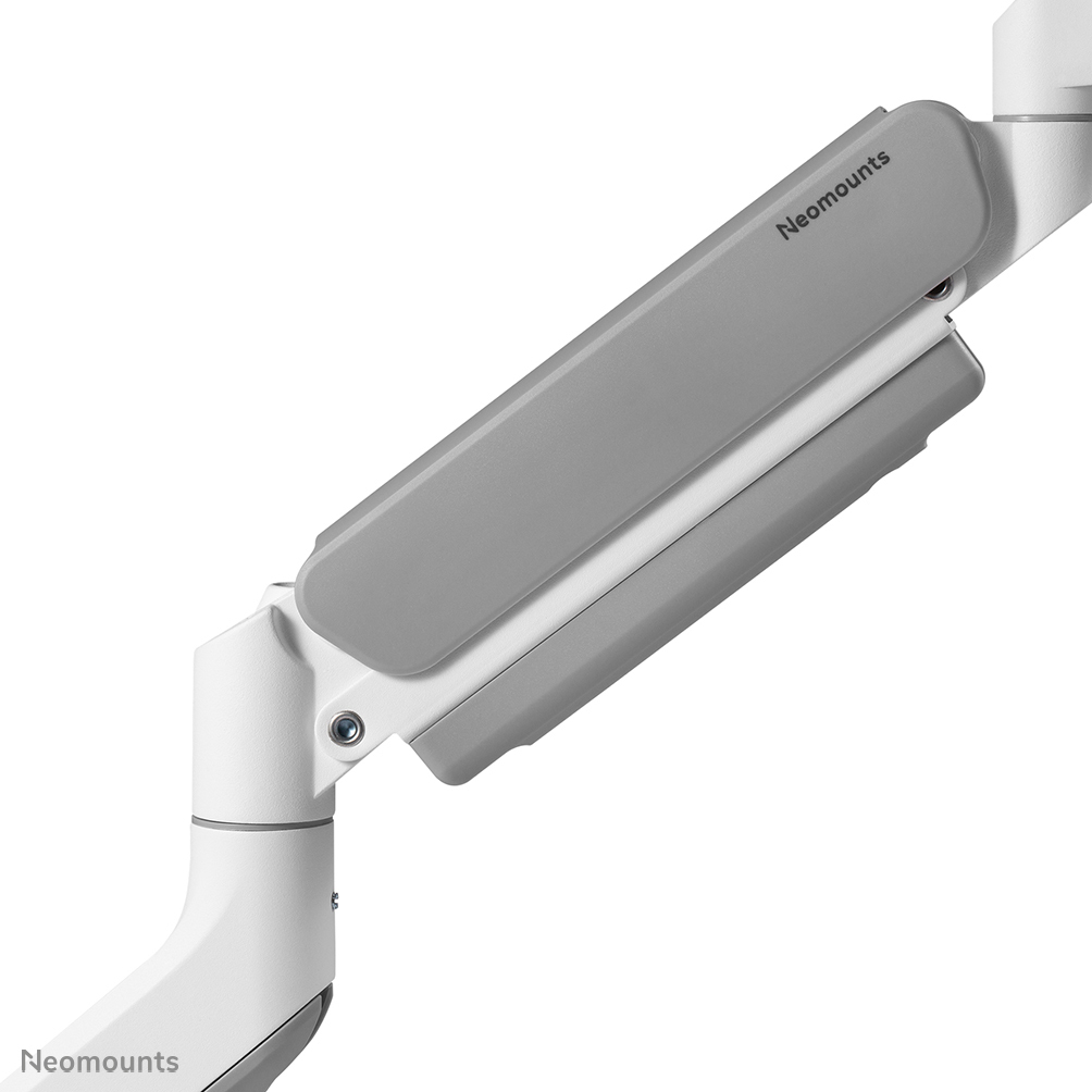 Ein weiß-grauer Neomounts-Monitorarm. Der Arm ist abgewinkelt, der Markenname ist auf der Seite sichtbar.