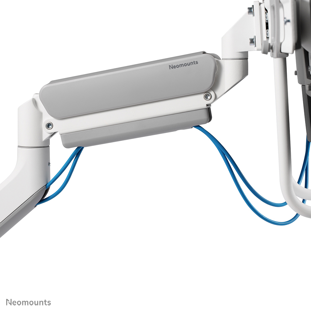 Ein weiß-grauer Monitorarm mit blauen Kabeln. Der Arm hat eine graue Abdeckung mit dem Markennamen Neomounts.