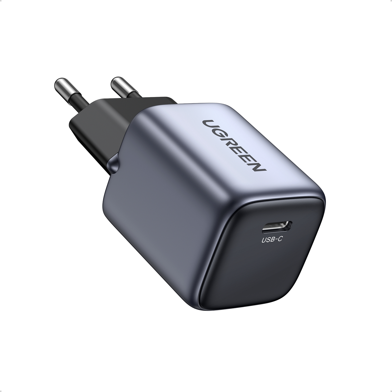 Ein UGREEN USB-C-Ladegerät. Es ist dunkelgrau mit silbernen Stiften und dem Markennamen darauf.