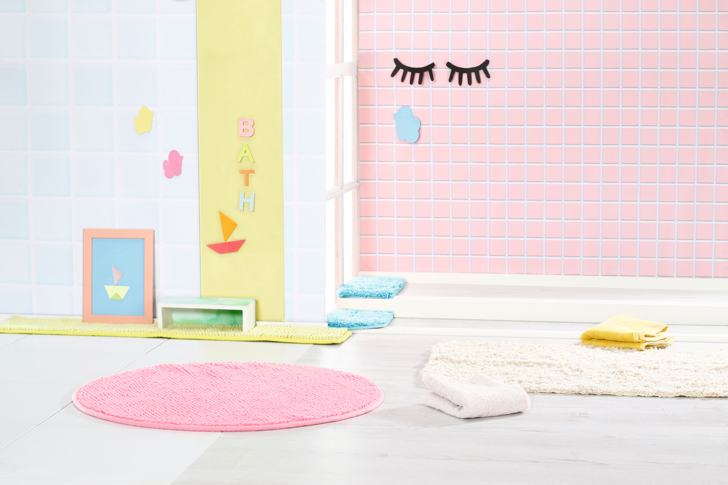 Scena łazienkowa z różowymi i niebieskimi ścianami, matami i elementami dekoracyjnymi, w tym rzęsami i łodzią.