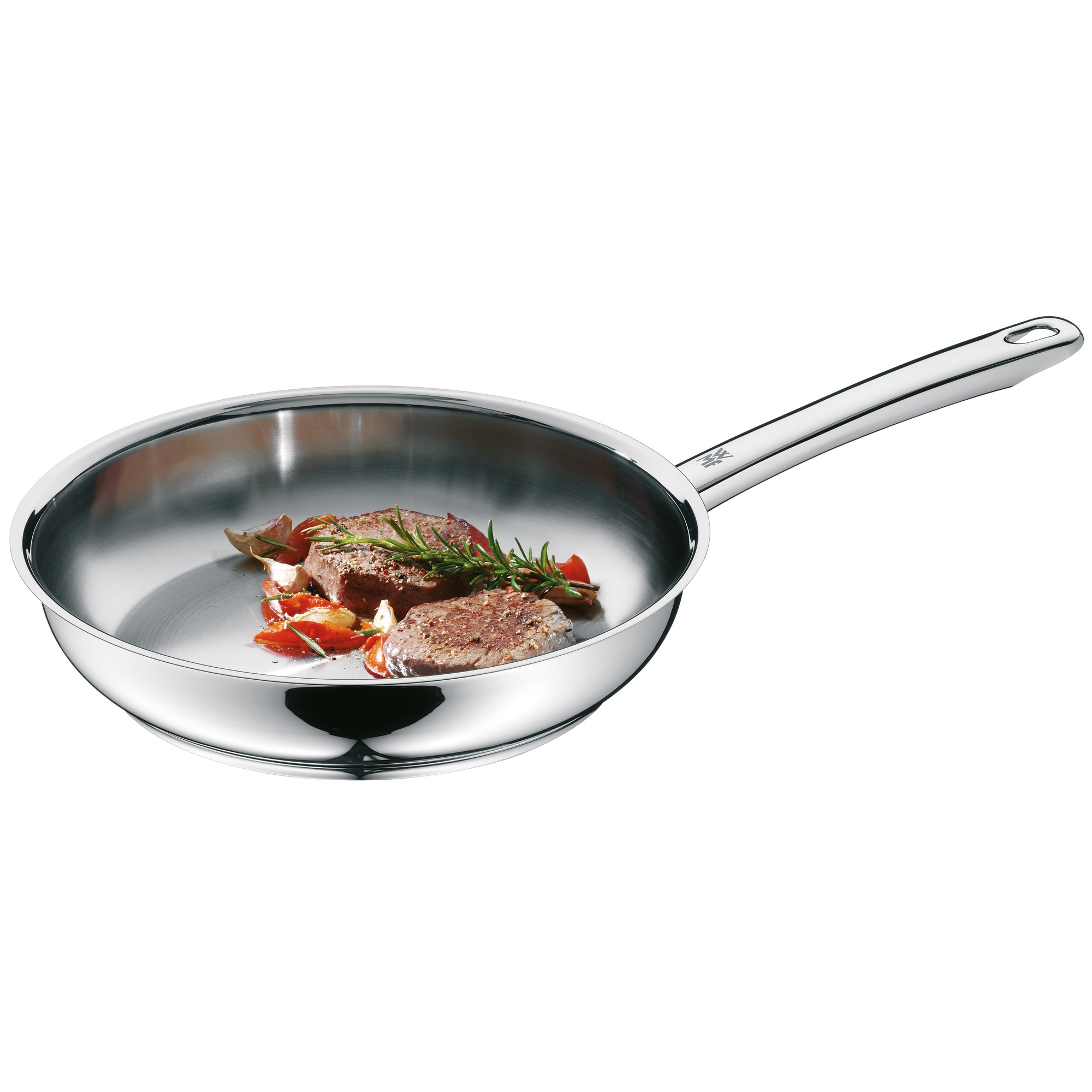 Eine Edelstahlpfanne mit gebratenen Steaks, Rosmarin und Tomaten. Die Pfanne hat einen langen Griff.