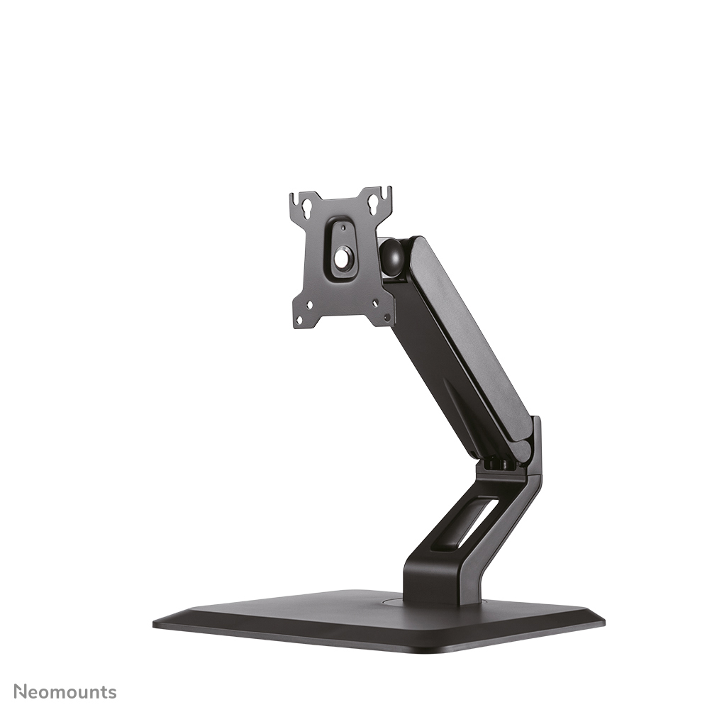 Een zwarte monitorarm op een witte achtergrond. Het heeft een voet, een arm en een beugel. De arm is verstelbaar en schuin.