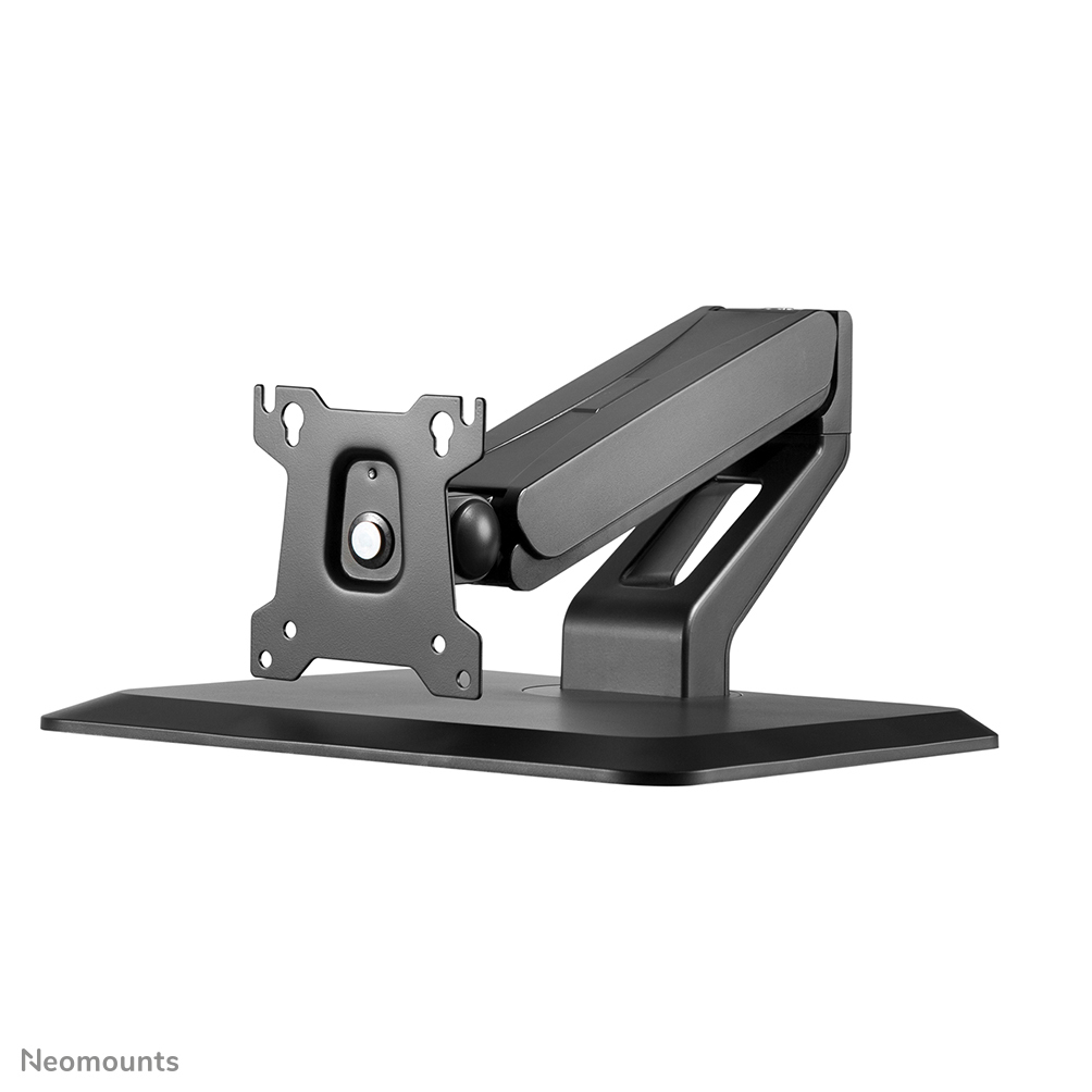 Een zwarte monitorarm met een vierkante montageplaat, een scharnierende arm en een rechthoekige basis op een witte achtergrond.
