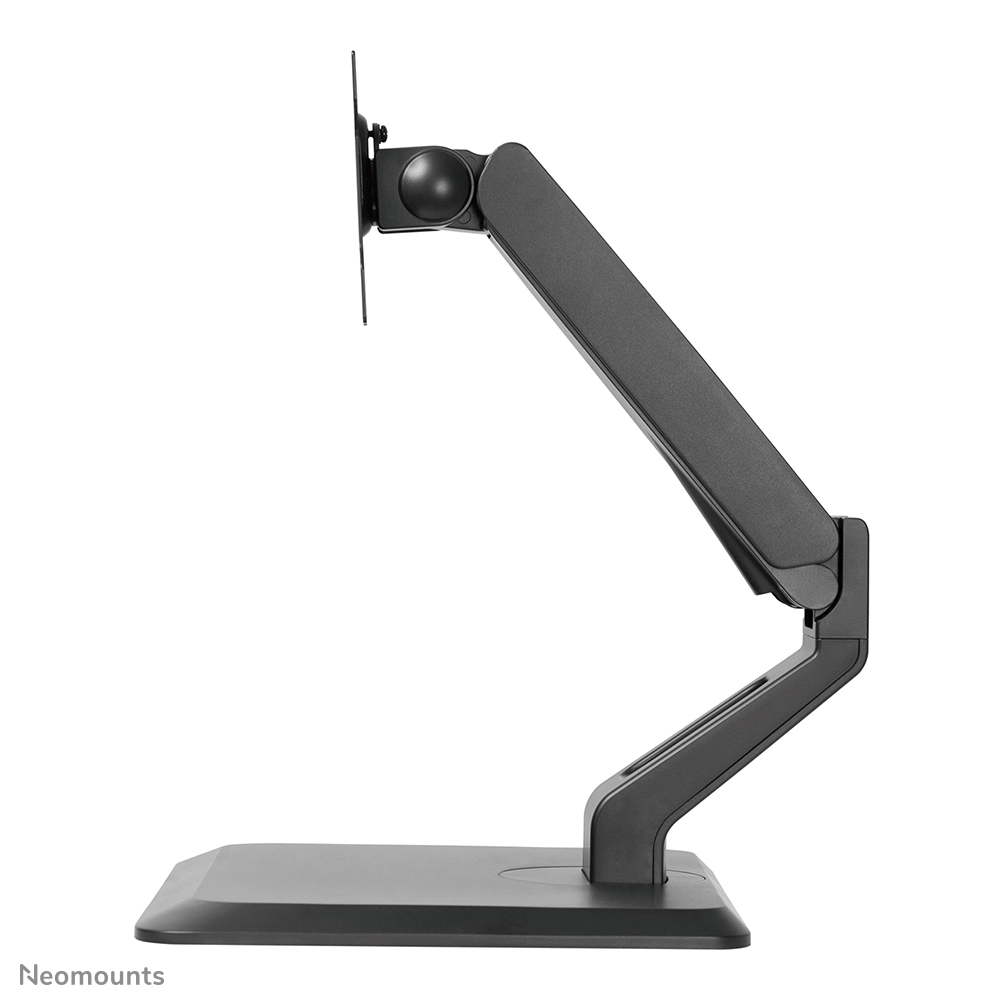 Een donkergrijze monitorarm met een voet, een scharnierende arm en een beugel om een scherm te bevestigen. Het is onder een hoek tegen een witte achtergrond.