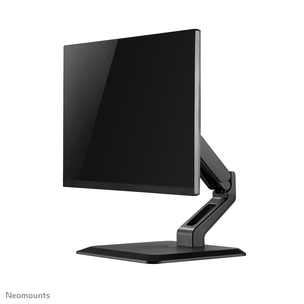 Een zwarte computermonitor op een zwart statief. Het scherm is donker. De standaard heeft een scharnierende arm en een basis.