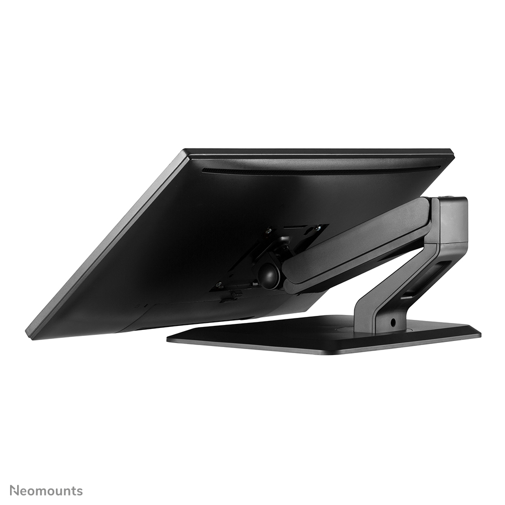 Een zwarte computermonitor, naar achteren gekanteld, is gemonteerd op een zwarte standaard. De standaard heeft een basis en een scharnierende arm.