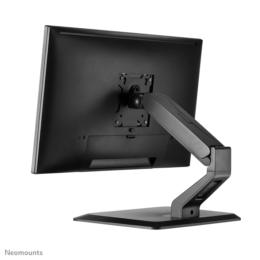 Een zwarte computermonitor is gemonteerd op een zwarte arm en voet. De achterkant van de monitor is zichtbaar, met montagehardware.