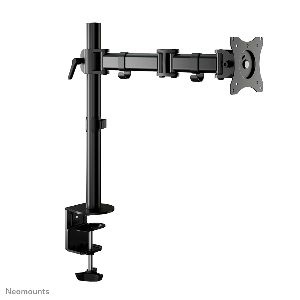 Eine schwarze Monitorhalterung mit verstellbaren Armen und einem Klemmsockel vor weißem Hintergrund. Die Halterung ist von Neomounts.