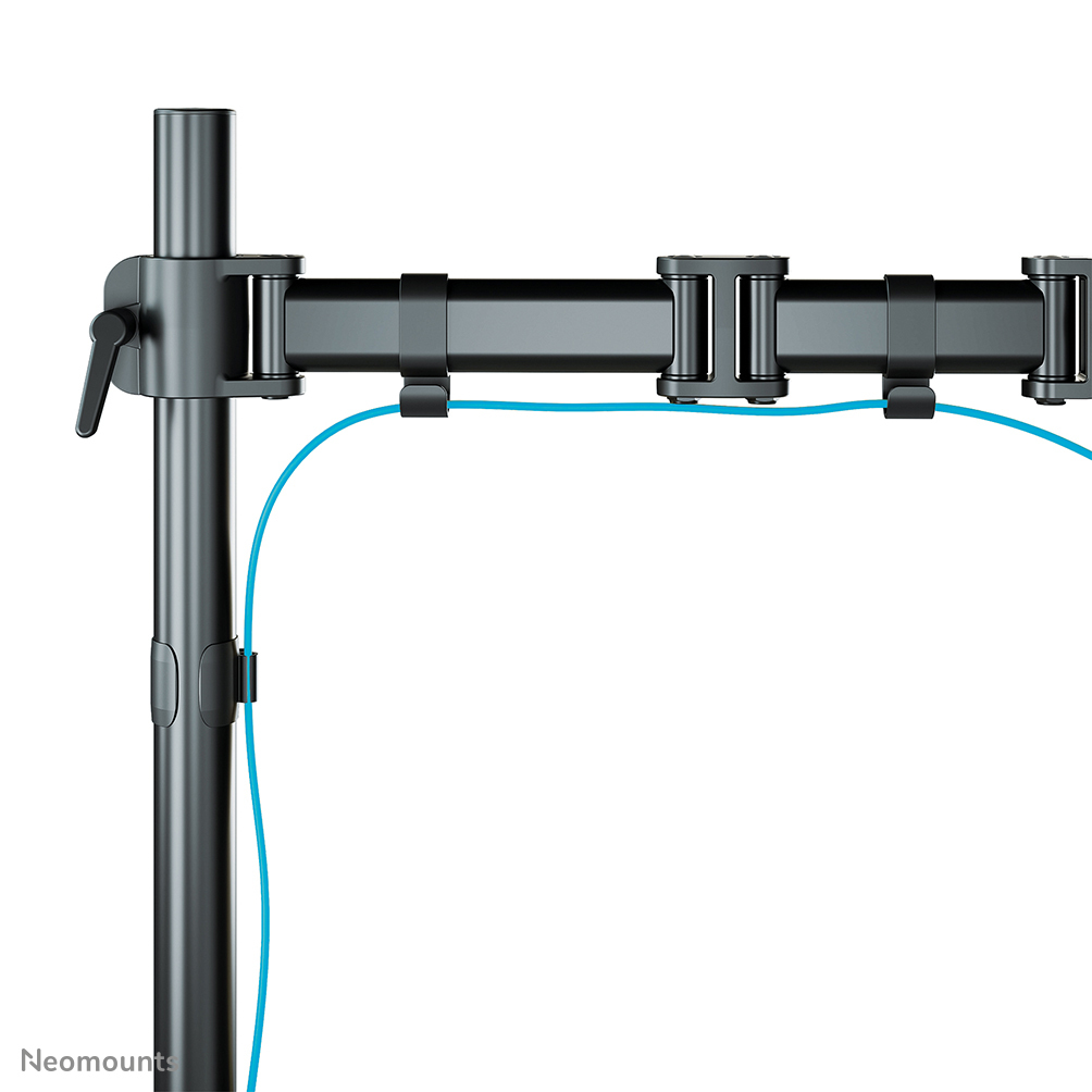 Ein schwarzer Monitorarm mit blauem Kabel. Der Arm ist an einer vertikalen Stange befestigt. Der Hintergrund ist weiß.