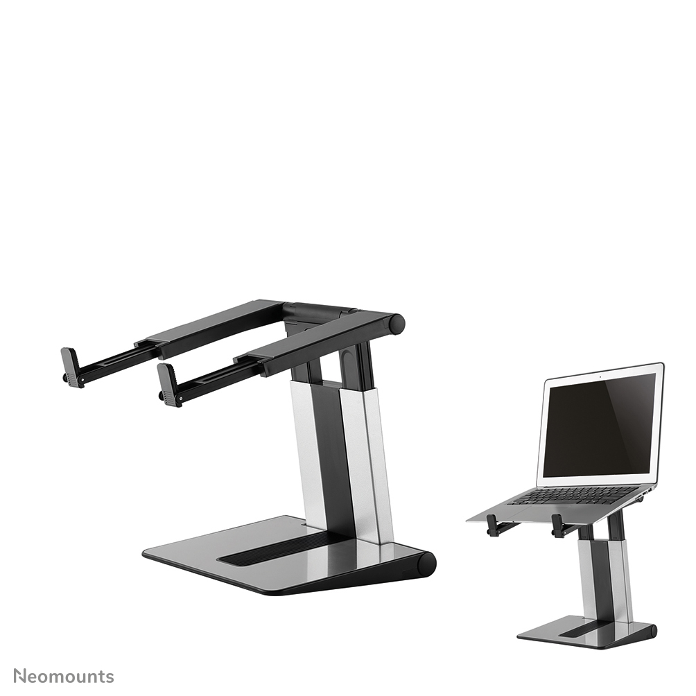 Zwei Laptop-Ständer, einer leer, der andere mit einem Laptop. Beide sind silber und schwarz, vor weißem Hintergrund.