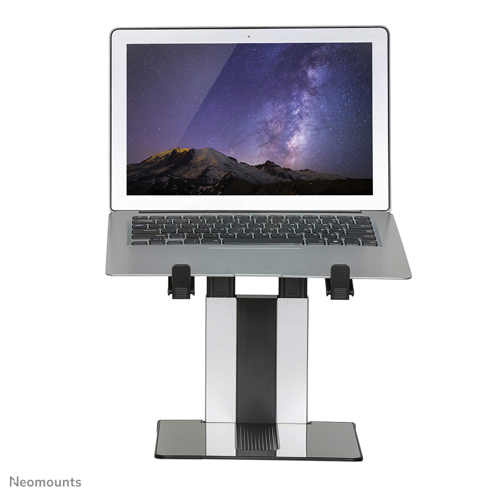 Laptop auf einem Ständer, Bildschirm zeigt eine Bergkette unter einem Sternenhimmel. Der Ständer ist silber und schwarz.
