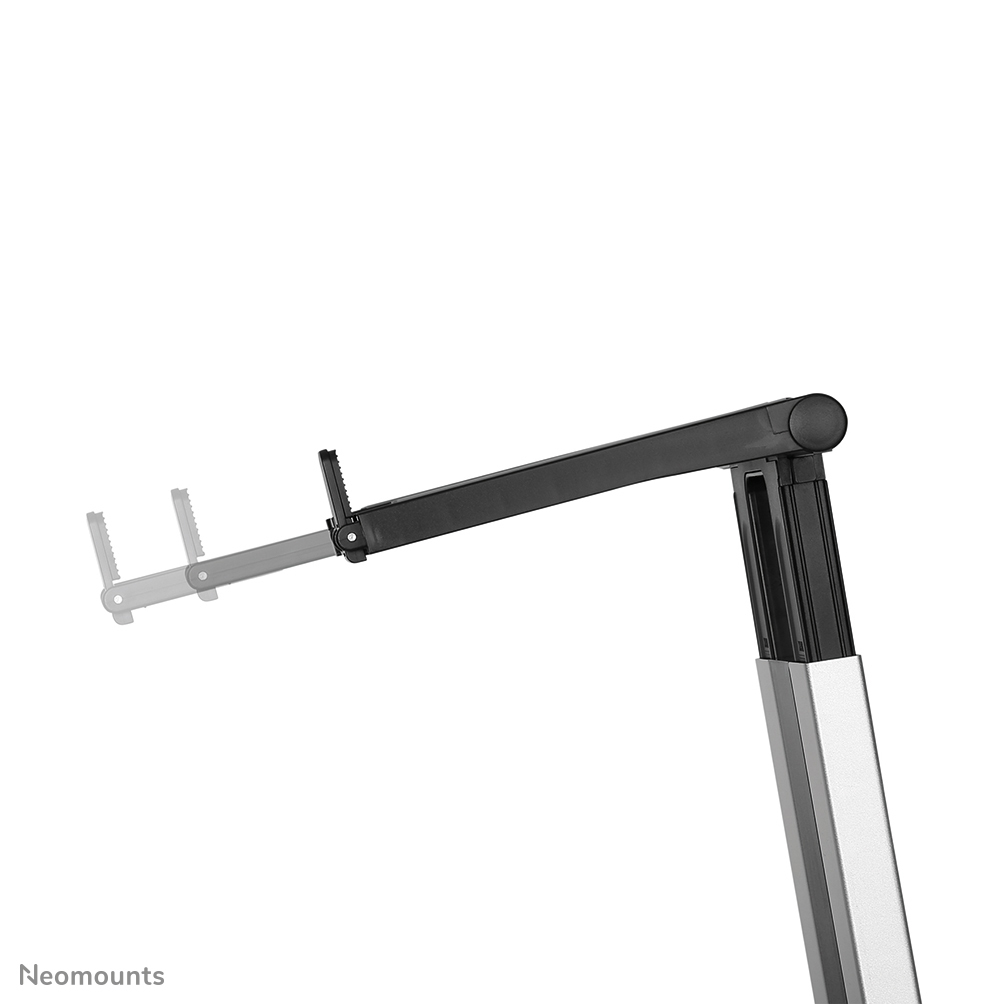 Ein schwarzer und silberner Monitorarm, diagonal abgewinkelt. Der Arm besteht aus mehreren Abschnitten und hat eine Klemme am Ende.