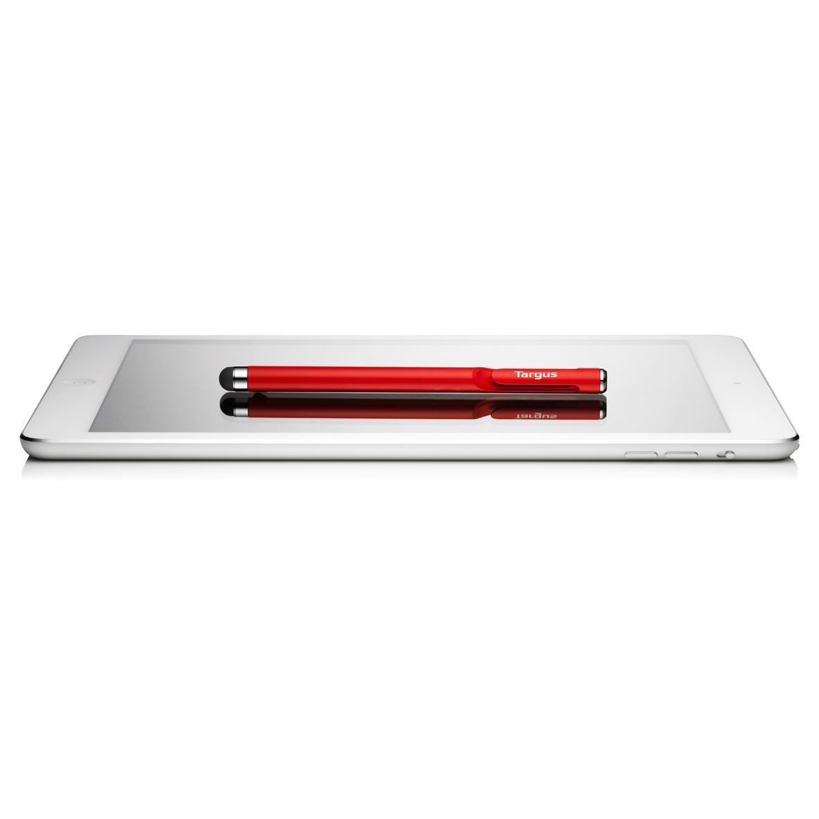 Czerwony rysik Targus leży na srebrnym tablecie. Tablet jest na białej powierzchni. Rysik odbija się na ekranie.