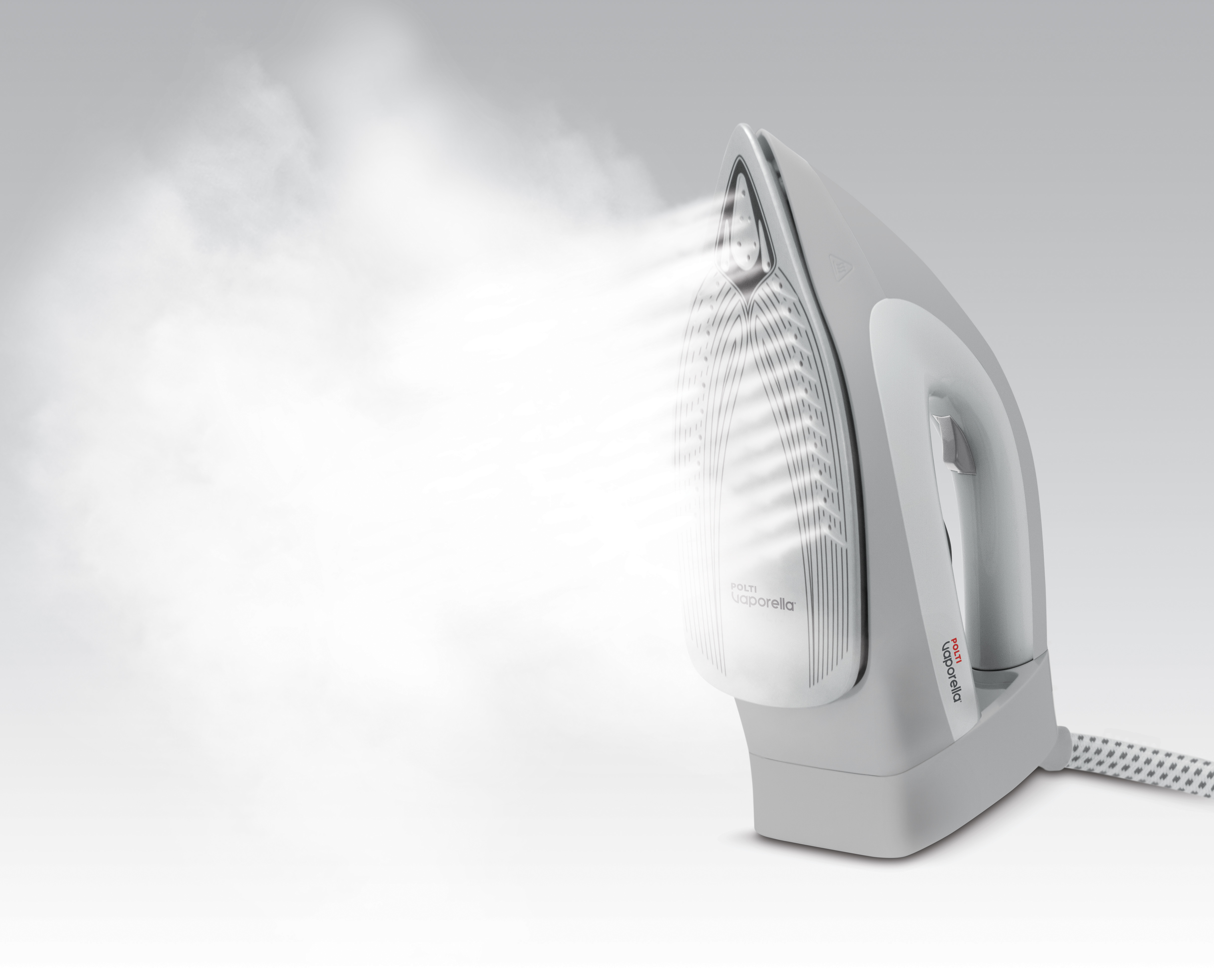 Un ferro da stiro a vapore bianco con vapore che esce. Il ferro porta il marchio Polti Vaporella.