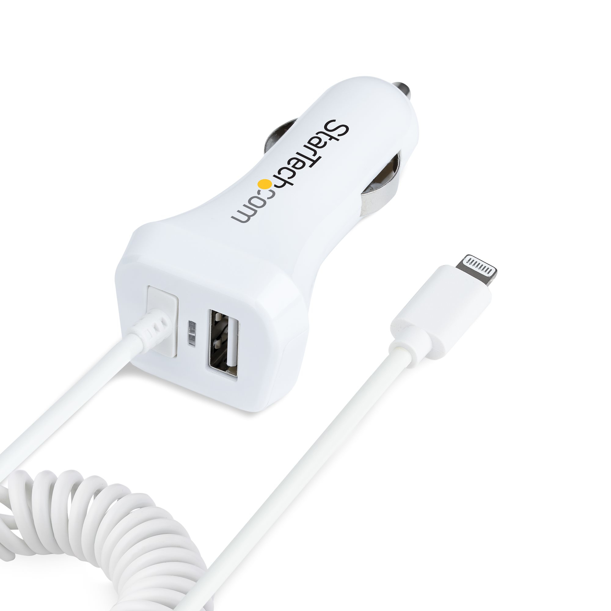 Un cargador de coche blanco con puerto USB y cable Lightning, con la marca StarTech.com.