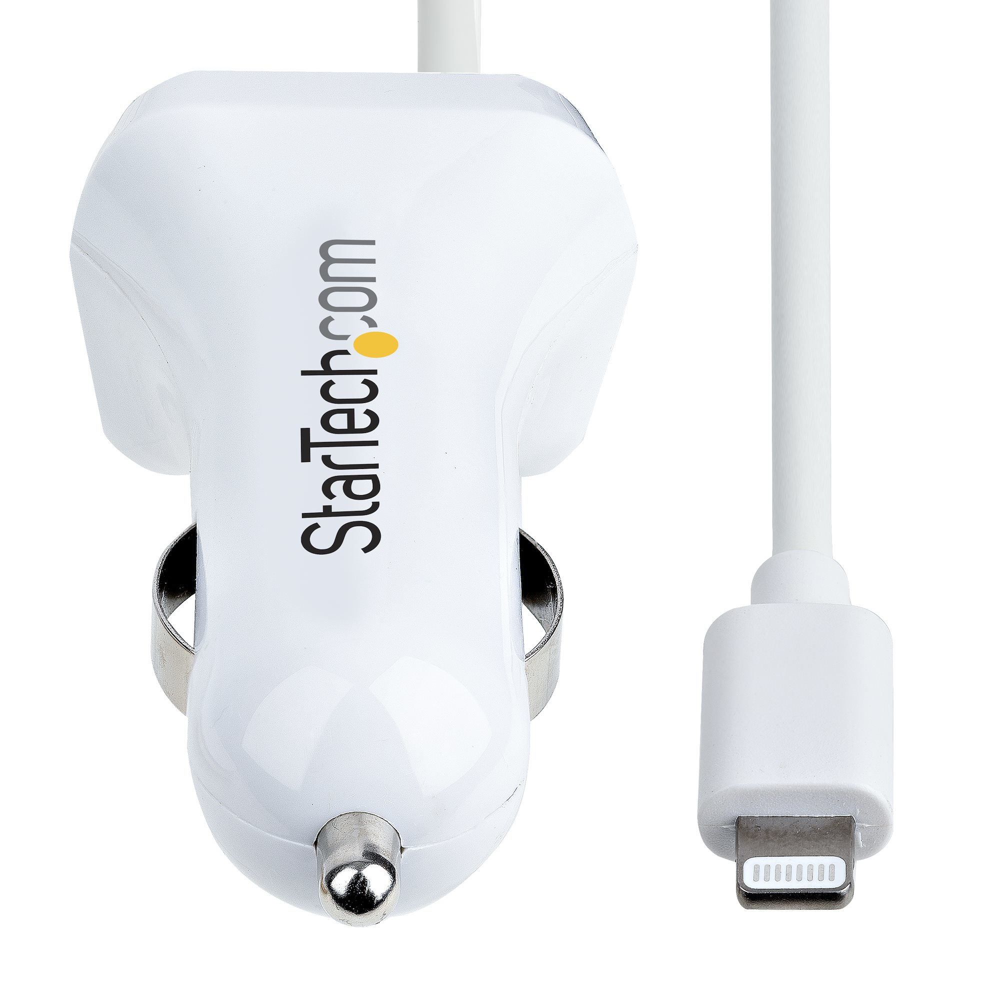 Un cargador de coche blanco con el logotipo de Startech.com y un cable blanco con conector Lightning sobre fondo blanco.