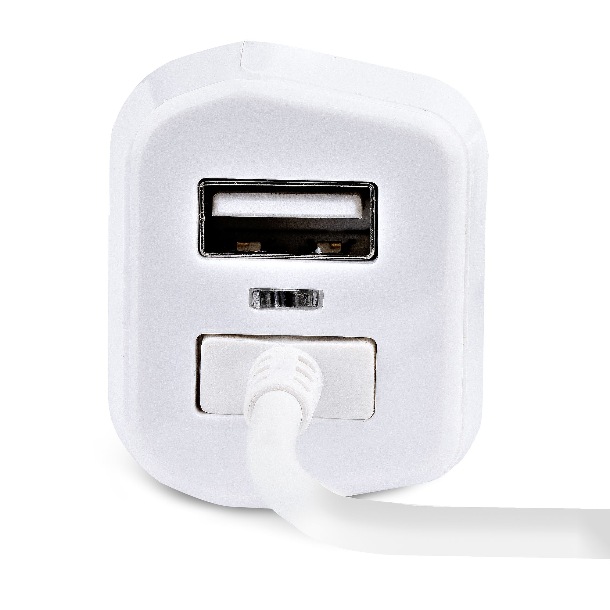 Un cargador USB blanco con dos puertos y un enchufe. Un cable blanco está conectado al enchufe. Aislado sobre fondo blanco.