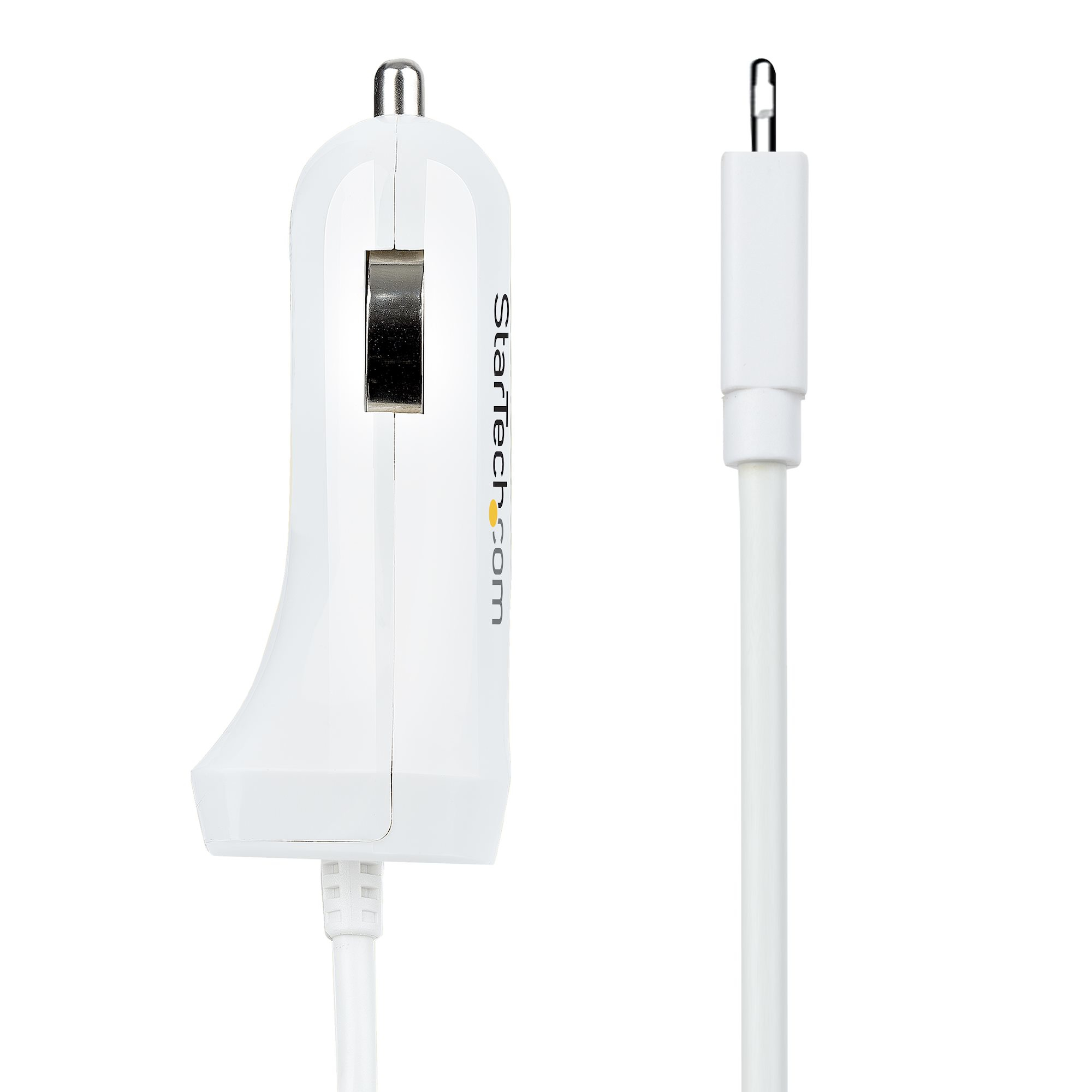 Un cargador de coche blanco con cable. El cargador tiene el logotipo de Startech.com. El cable tiene un conector USB-A.