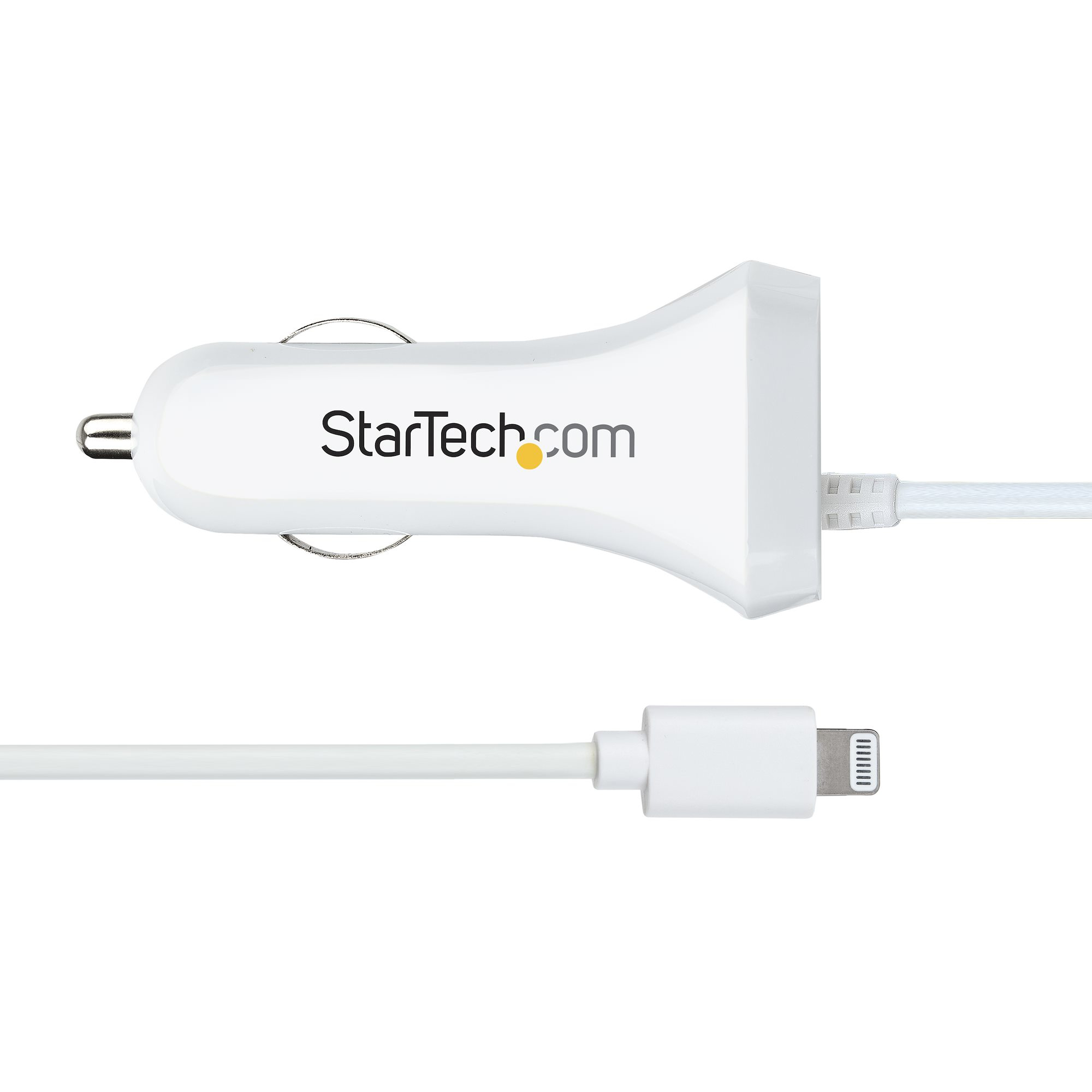 Un cargador de coche blanco con un cable blanco y un conector Lightning. El cargador tiene el logotipo de StarTech.com.