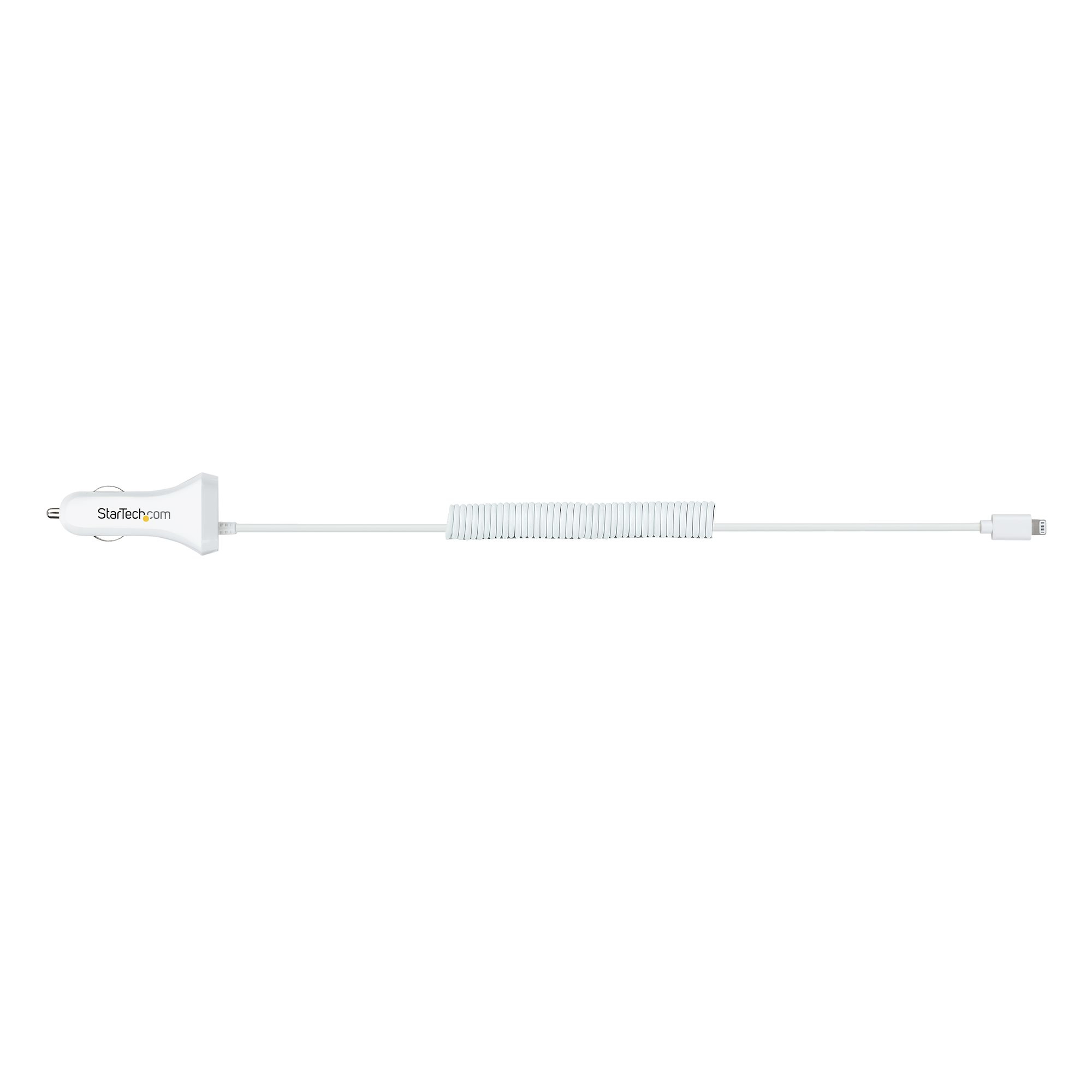 Cargador de coche blanco con cable en espiral y conector Lightning sobre fondo blanco. Se ve la marca StarTech.com.
