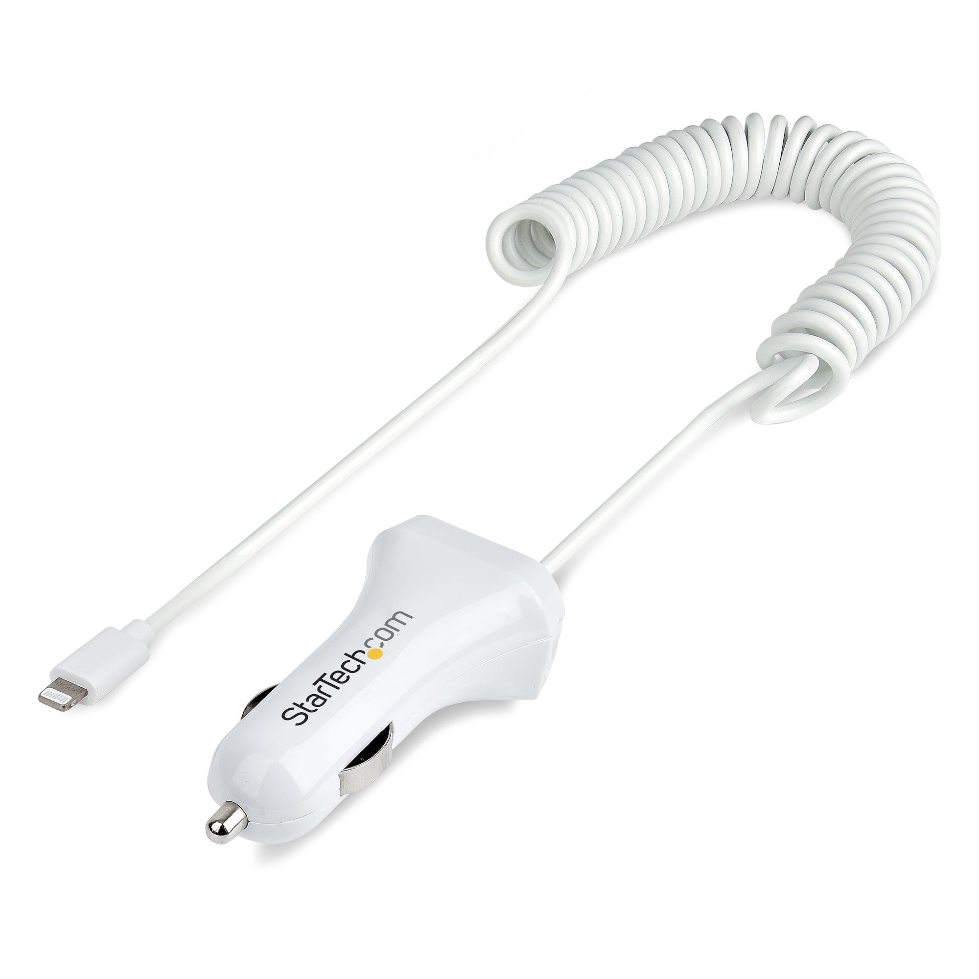 Un cargador de coche blanco con cable en espiral. Tiene un conector Lightning y el logo StarTech.com.