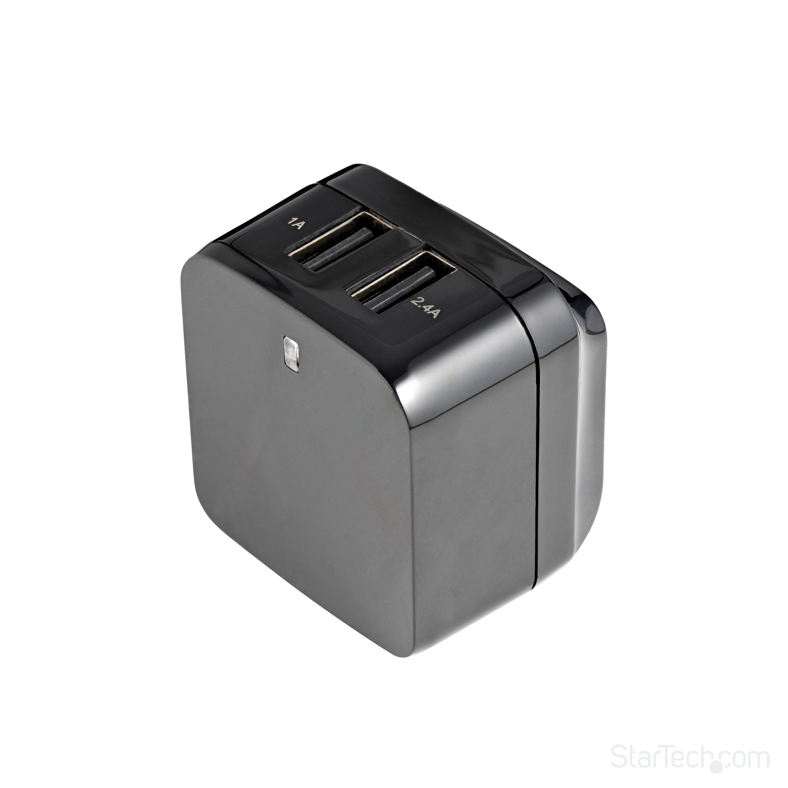 Un cargador USB negro con dos puertos. Un puerto está etiquetado como 1A, el otro como 2.4A. Fondo blanco.