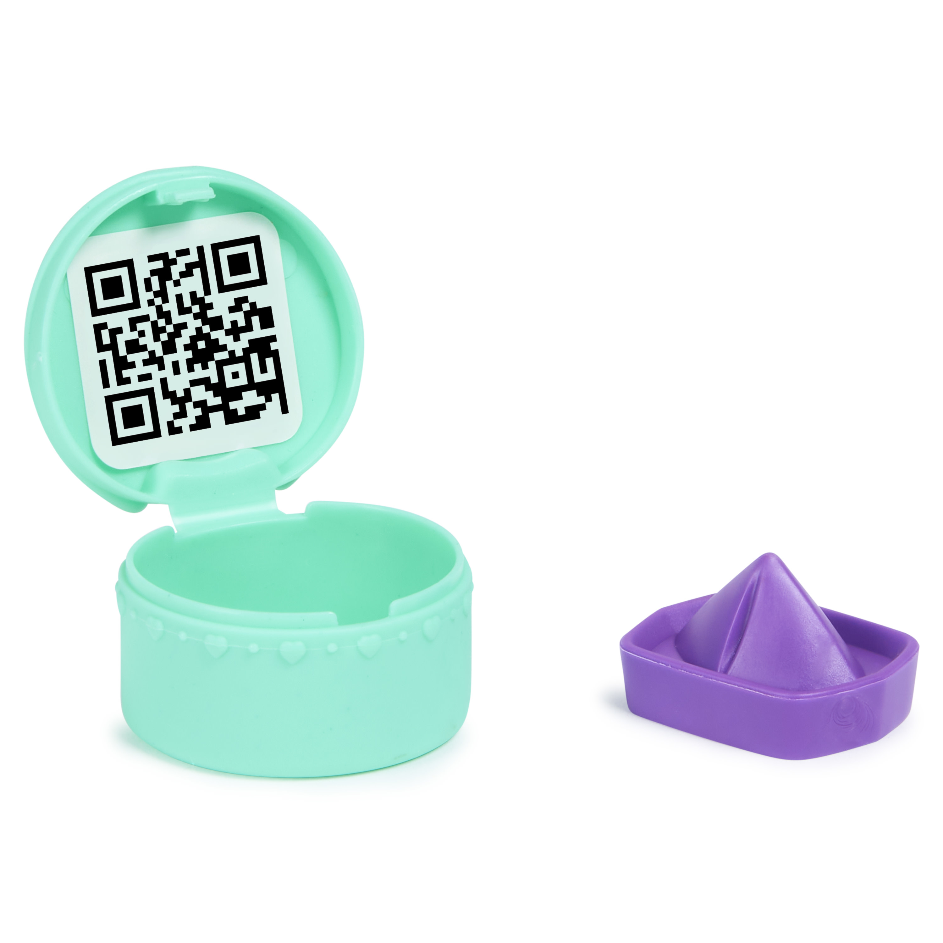 Ein mintgrüner Behälter mit einem QR-Code und ein lila Boot auf weißem Hintergrund.