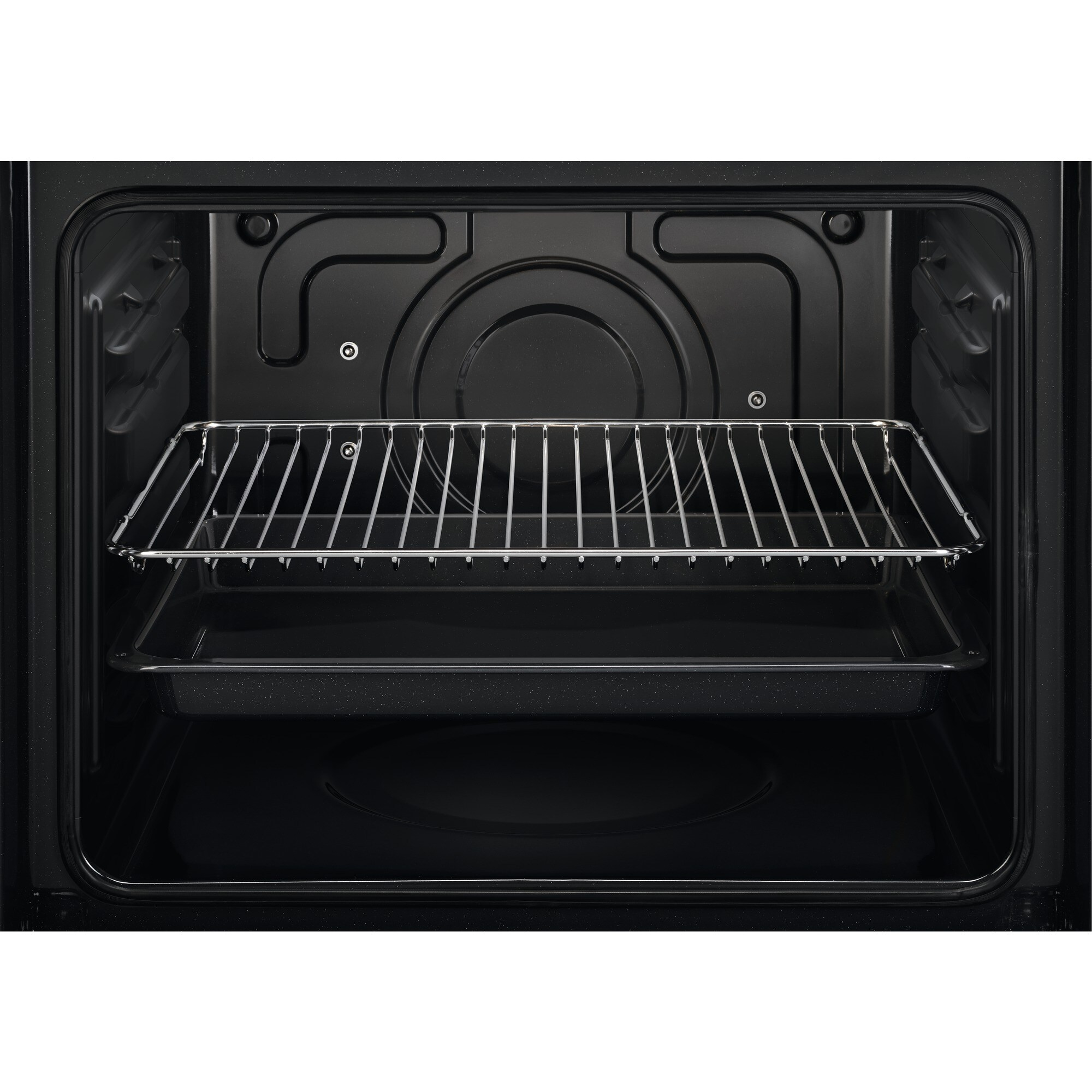 Vista interna di un forno nero. Ha una griglia e un vassoio. La porta del forno è aperta.