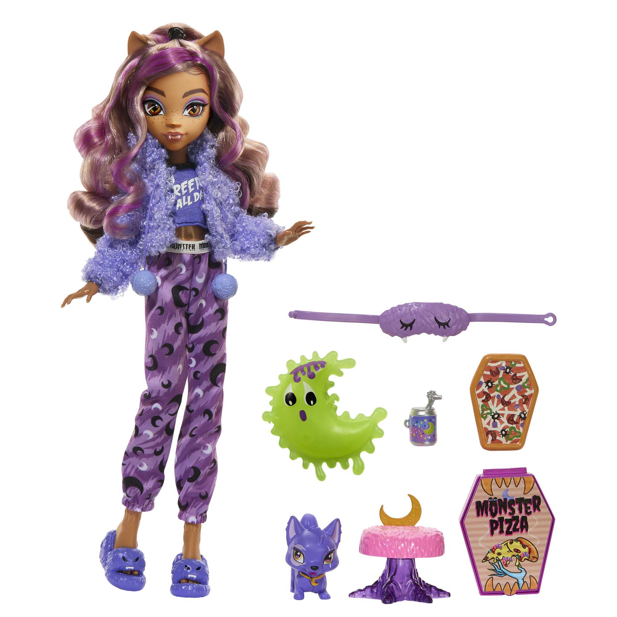 Eine Monster High Puppe mit Zubehör. Die Puppe hat lila Haare und trägt einen Schlafanzug. Es sind auch mehrere Spielzeuge vorhanden.