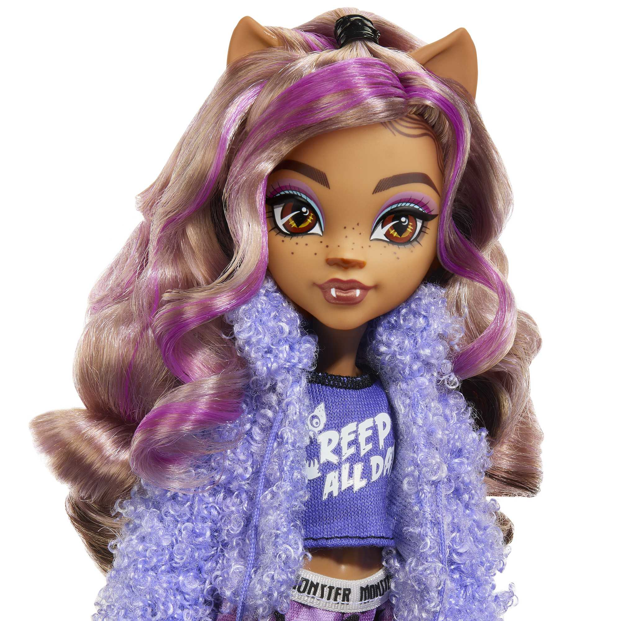 Eine Puppe mit lila Haaren, Katzenohren und einer flauschigen lila Jacke. Sie trägt ein blaues Shirt mit dem Text "REEP ALL DAY".