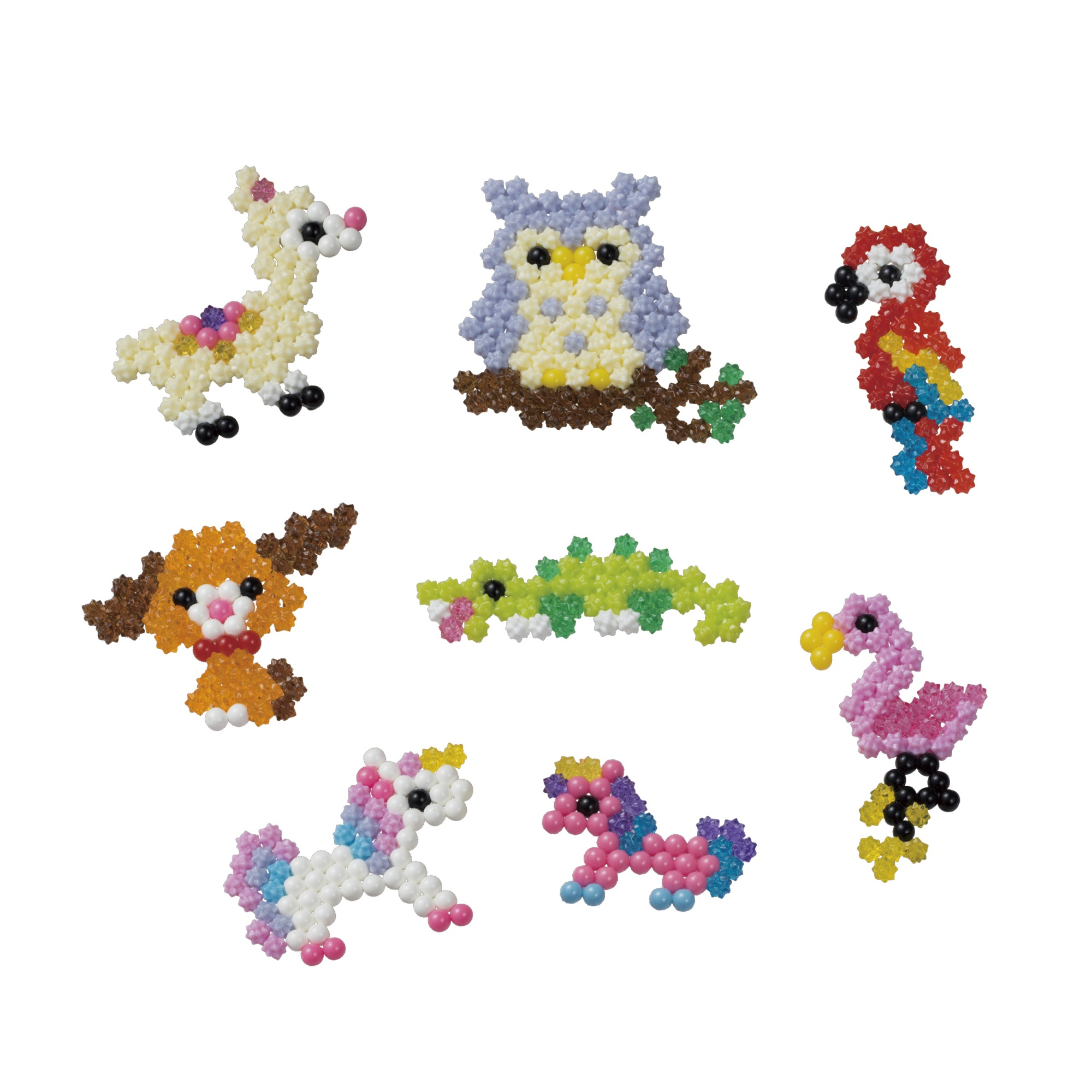 Das Bild zeigt sieben kleine Tierfiguren aus bunten Perlen, darunter ein Lama, eine Eule, ein Papagei, ein Hund, ein Krokodil, ein Einhorn und ein Flamingo.