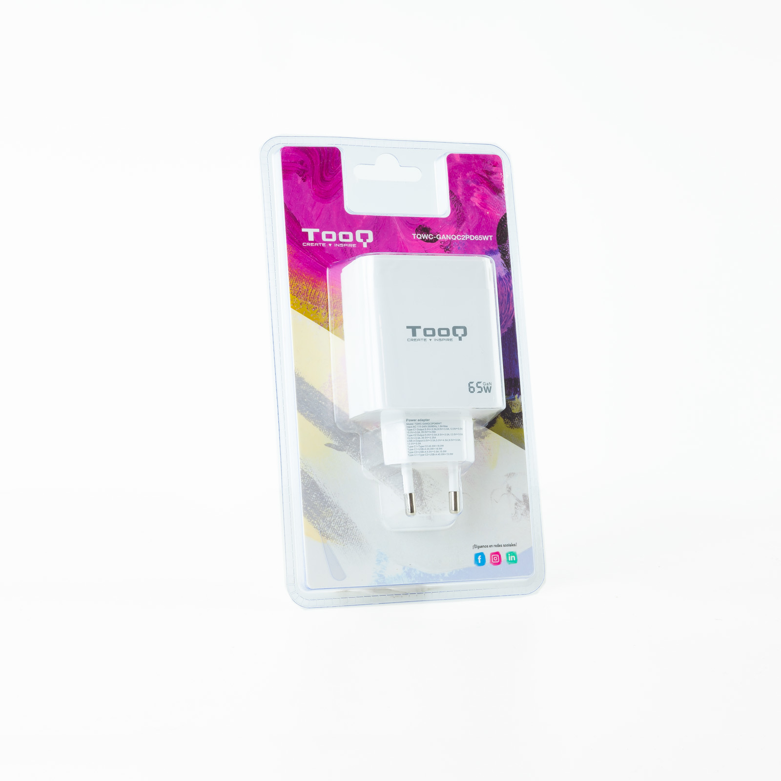 Un cargador Tooq 65W blanco está en un paquete de plástico. El paquete tiene detalles en rosa y amarillo.