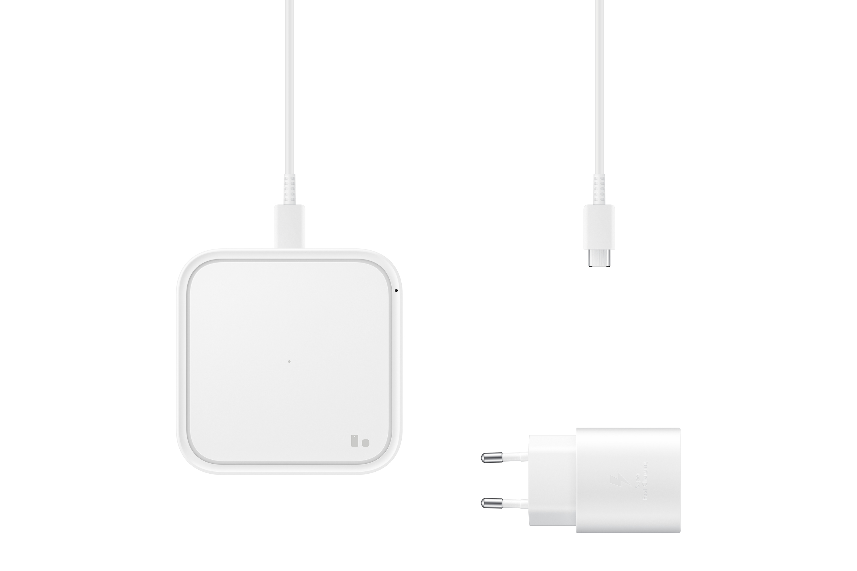 Cargador inalámbrico blanco, cable USB-C y un adaptador de pared sobre fondo blanco. Todo es blanco.