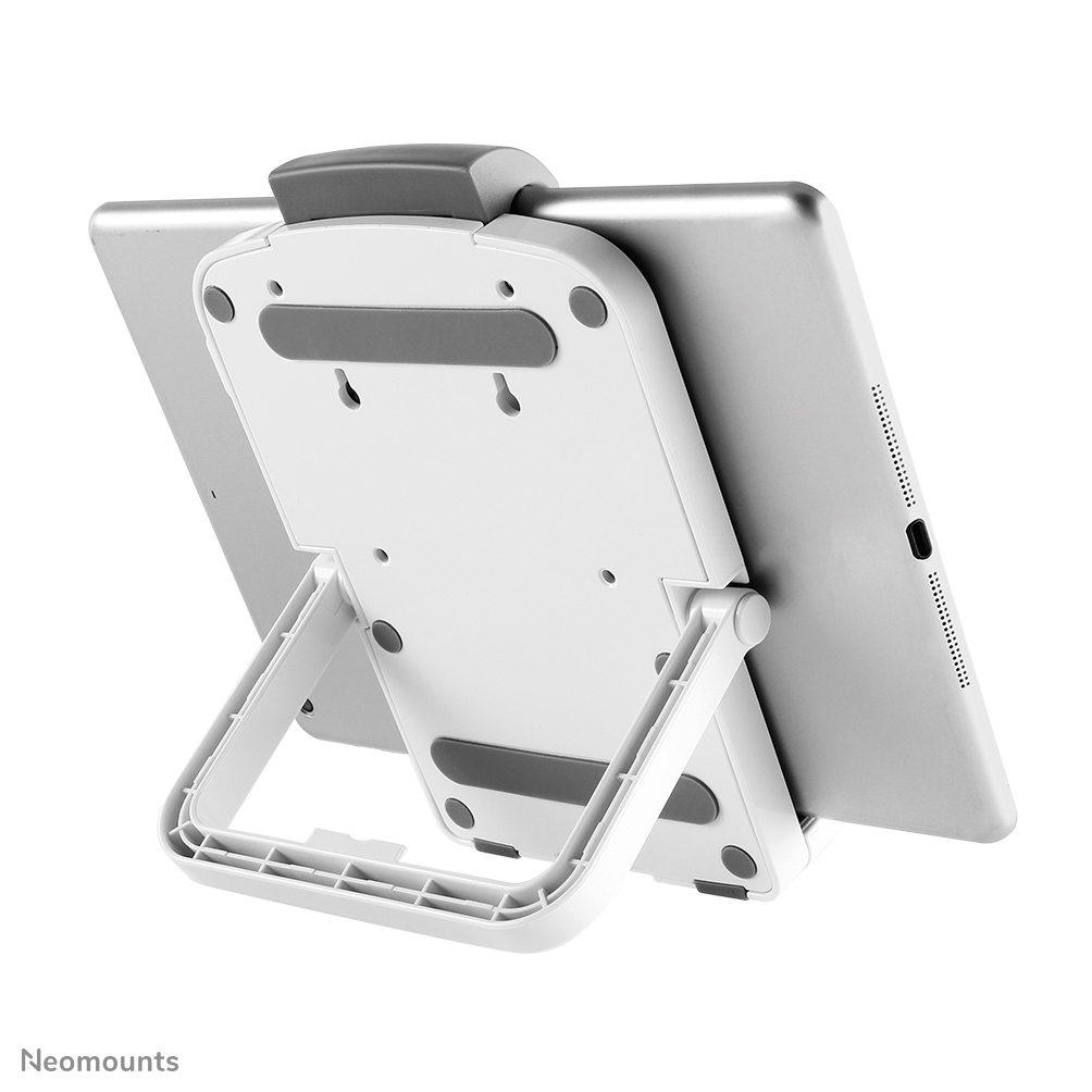 Un support de tablette blanc avec une tablette attachée. Le support a un dessus et des supports gris. La tablette est argentée.