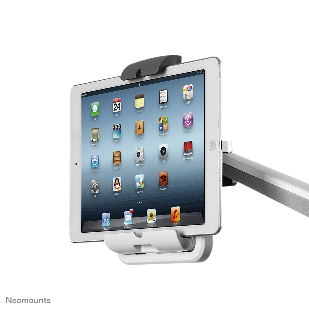 Un iPad fixé dans un support blanc, affichant des icônes d'applications. Le support est fixé à un bras métallique. Le fond est blanc.