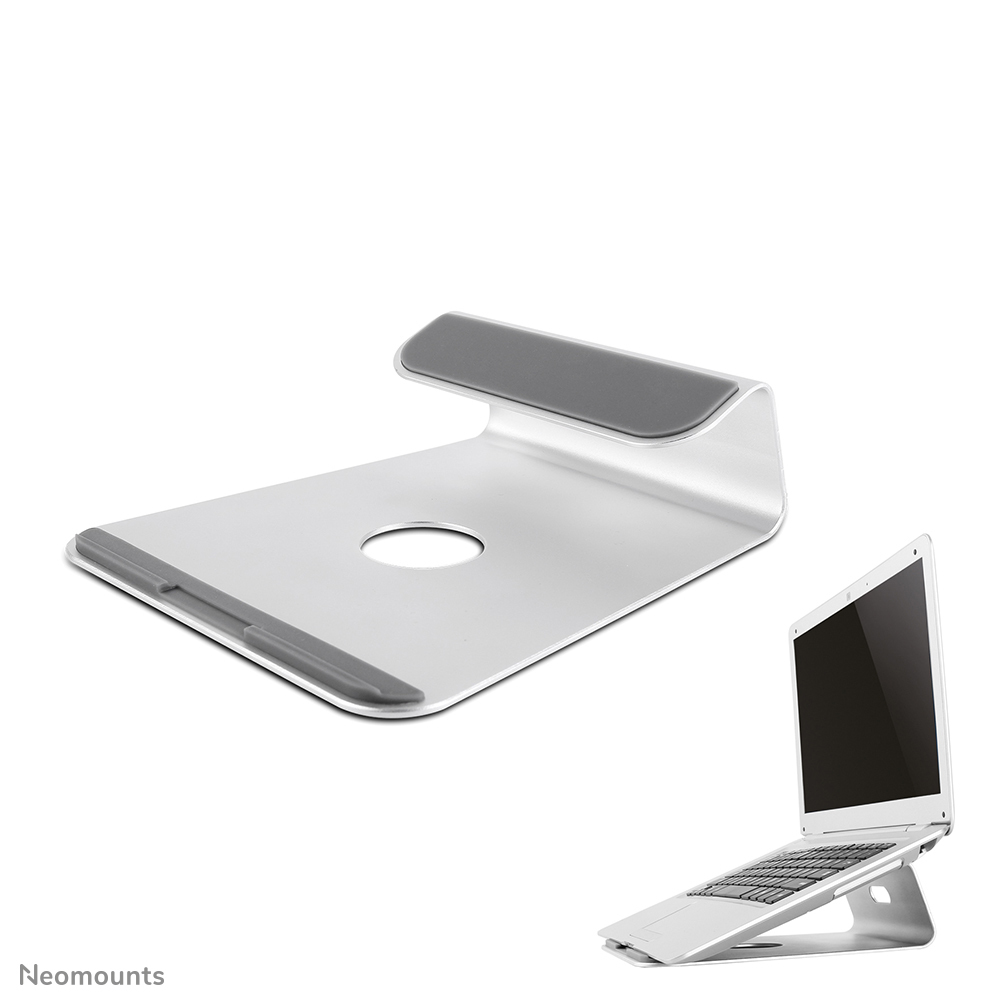 Zilveren laptopstandaard met een grijze pad, een laptop staat op de standaard, witte achtergrond.