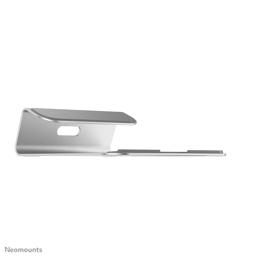 Een zilverkleurige laptopstandaard. Het heeft een gebogen ontwerp met een platte boven- en onderkant. Er is een ovale uitsparing aan de zijkant.