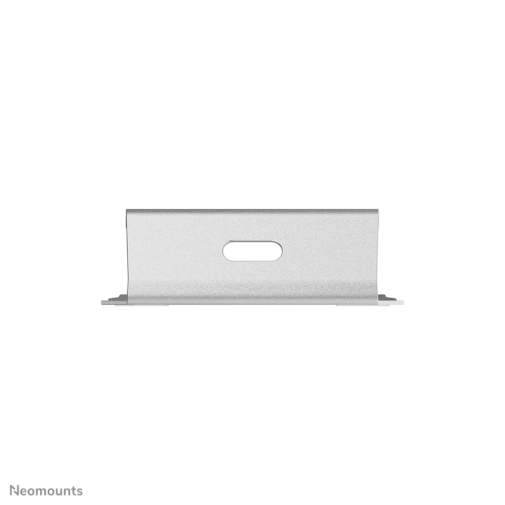 Een zilveren metalen beugel met een ovaal gat in het midden, tegen een witte achtergrond.