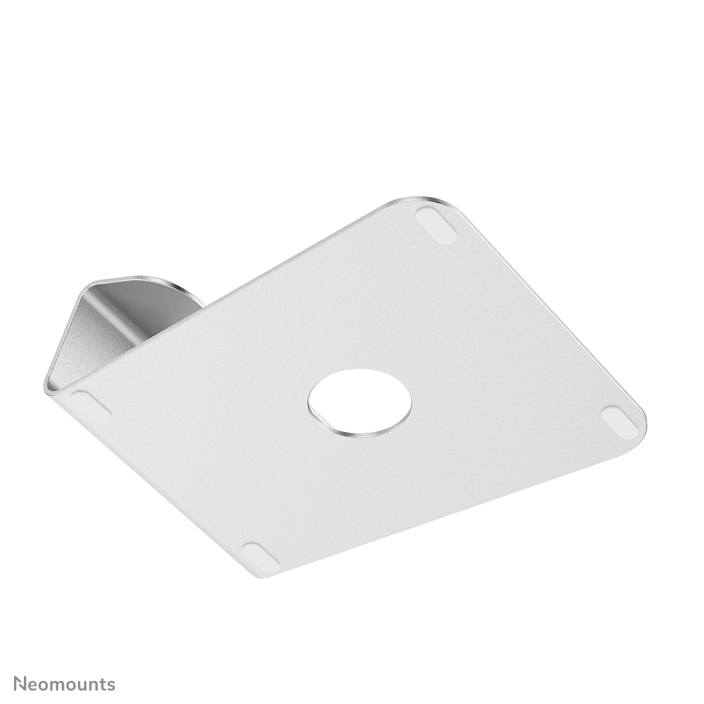 Een zilveren laptopstandaard met vierkante voet, een cirkelvormige uitsparing en een gebogen steun. Geïsoleerd.
