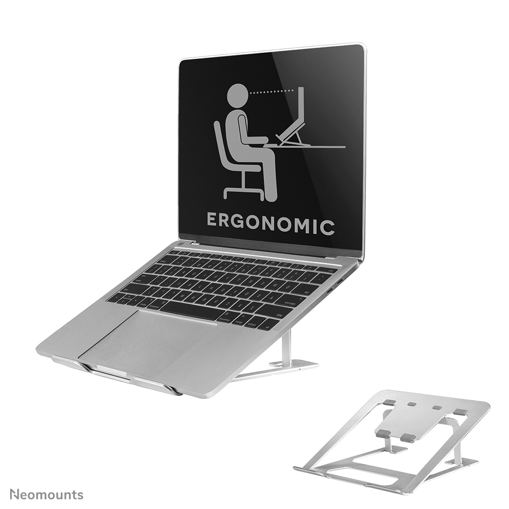 Laptop auf Ständer, der eine ergonomische Einrichtung auf dem Bildschirm zeigt. Ein zweiter Ständer ist abgebildet. Der Laptop ist silber, der Hintergrund ist weiß.