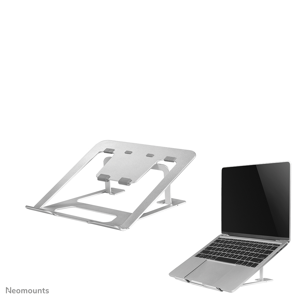 Ein silberner Laptopständer mit einem Laptop darauf. Der Ständer ist abgewinkelt, mit einem Laptop darauf. Der Hintergrund ist weiß.