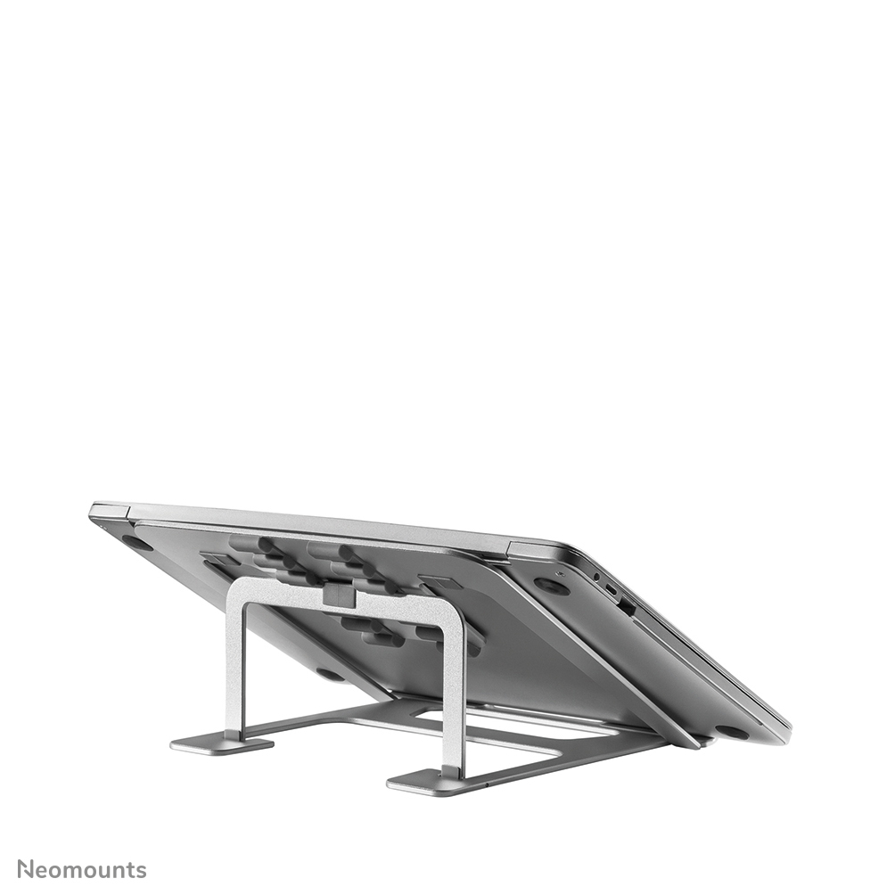 Ein silberner Laptop steht auf einem silbernen Ständer. Der Ständer hat eine rechteckige Basis und eine gebogene Stütze. Der Hintergrund ist weiß.